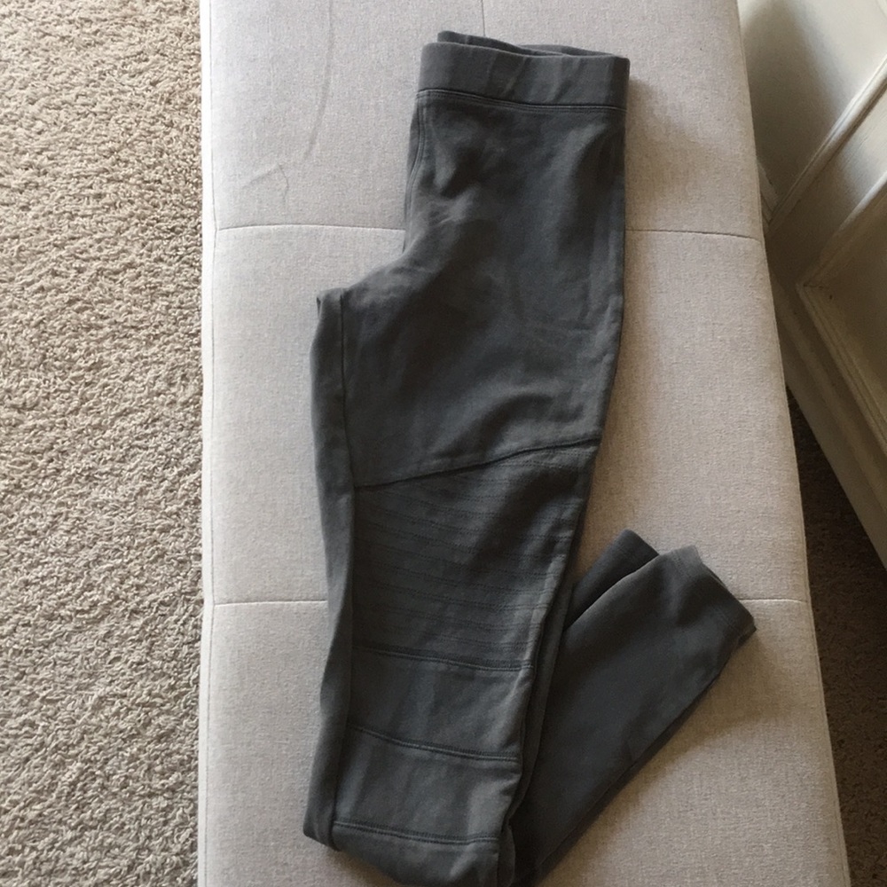 Express textured leggings in Olive. Size XS